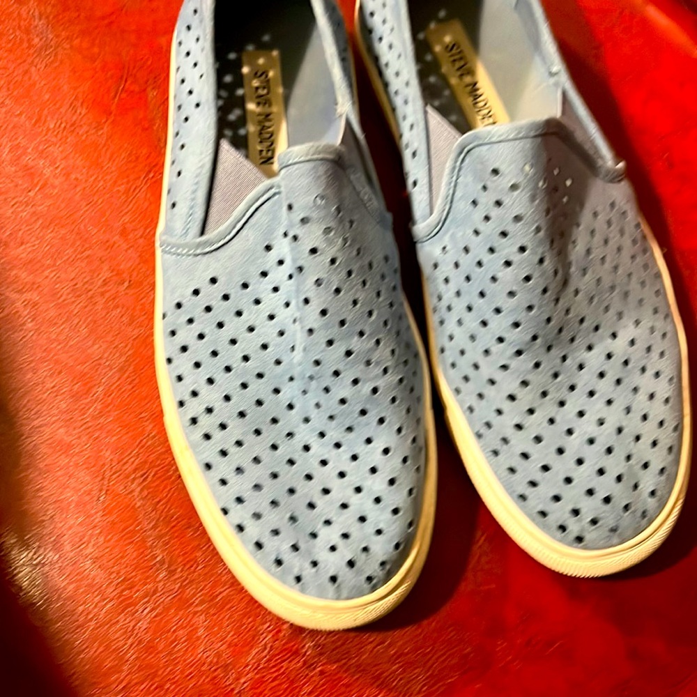 Steve Madden Blue perforated shoes size 10 M